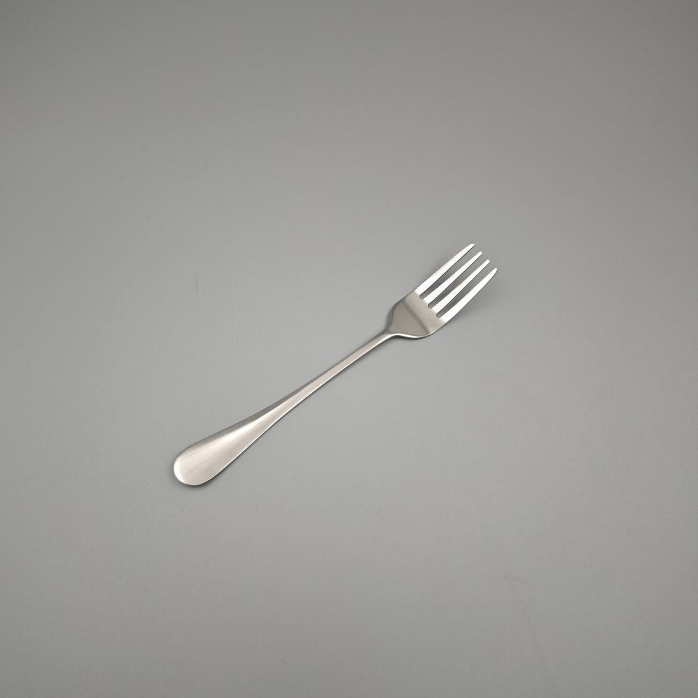 Silver - Toned Mirror Cutlery Set with Ornate Patterns - Elegant Tableware