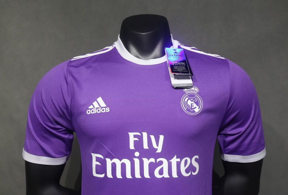 1617 Real Madrid away Retro Player version