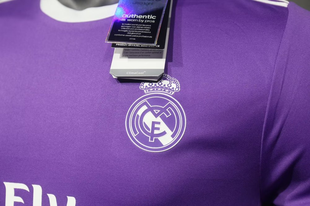 1617 Real Madrid away Retro Player version
