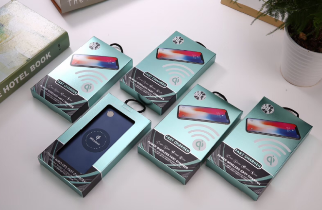 wireless QI power bank new package design