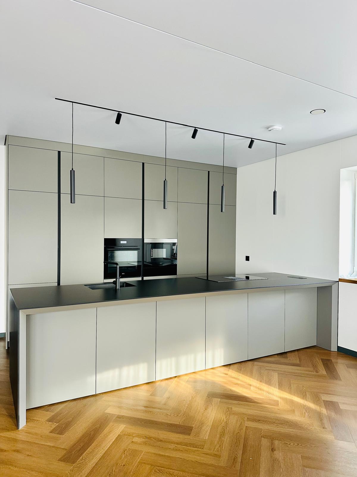 2.The use of chandeliers and magnetic lamps in the kitchen