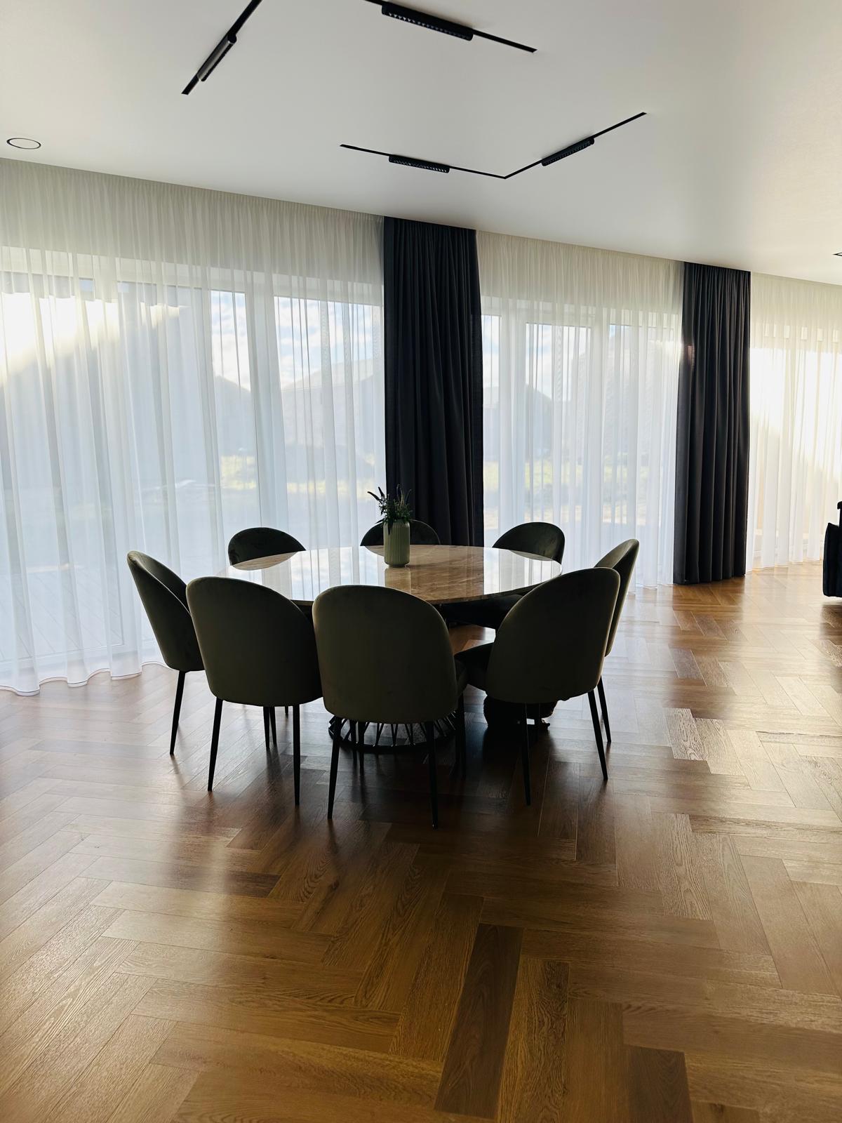 The application of stretched aluminum profiles in the living room