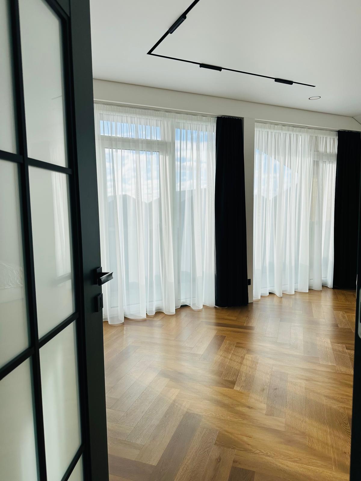 The stretched aluminum material is combined with PVC film to form stretched ceilings.