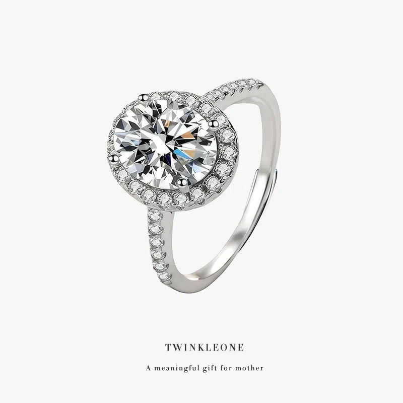 Moissanite ring - a casual gift for mom