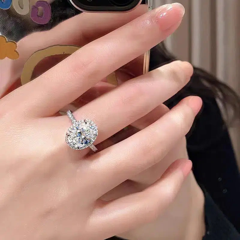 Moissanite ring - a casual gift for mom