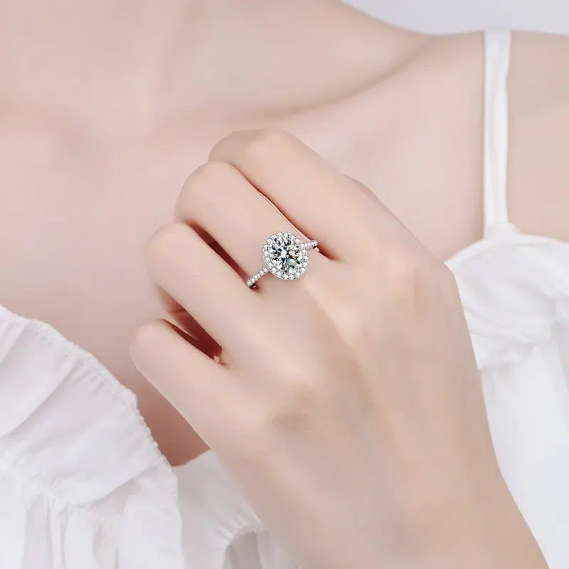 Moissanite ring - a casual gift for mom