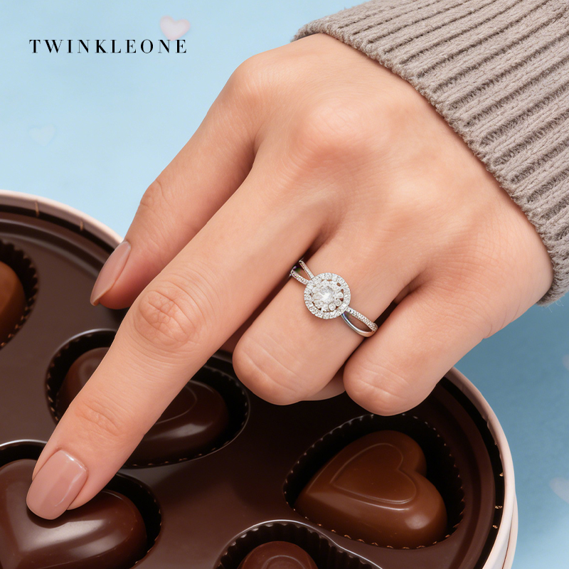“Guiding Light” Promise Ring - 925 Silver & Zircon, A Testament to Her Radiance