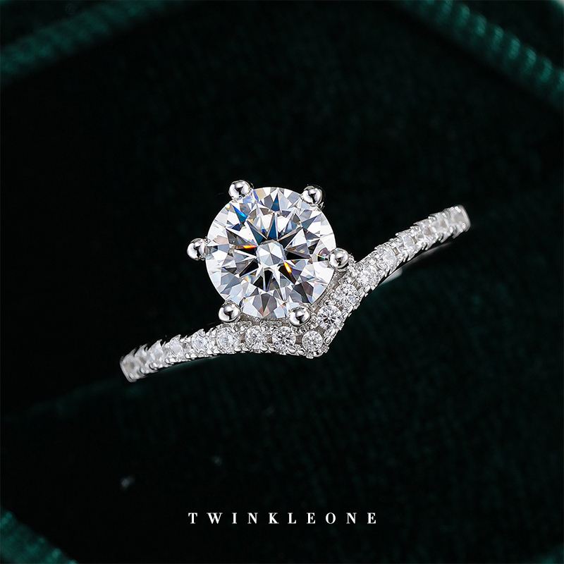 Oval Moissanite Mother‘s Ring in Sterling Silver - A Timeless Tribute to Her Love