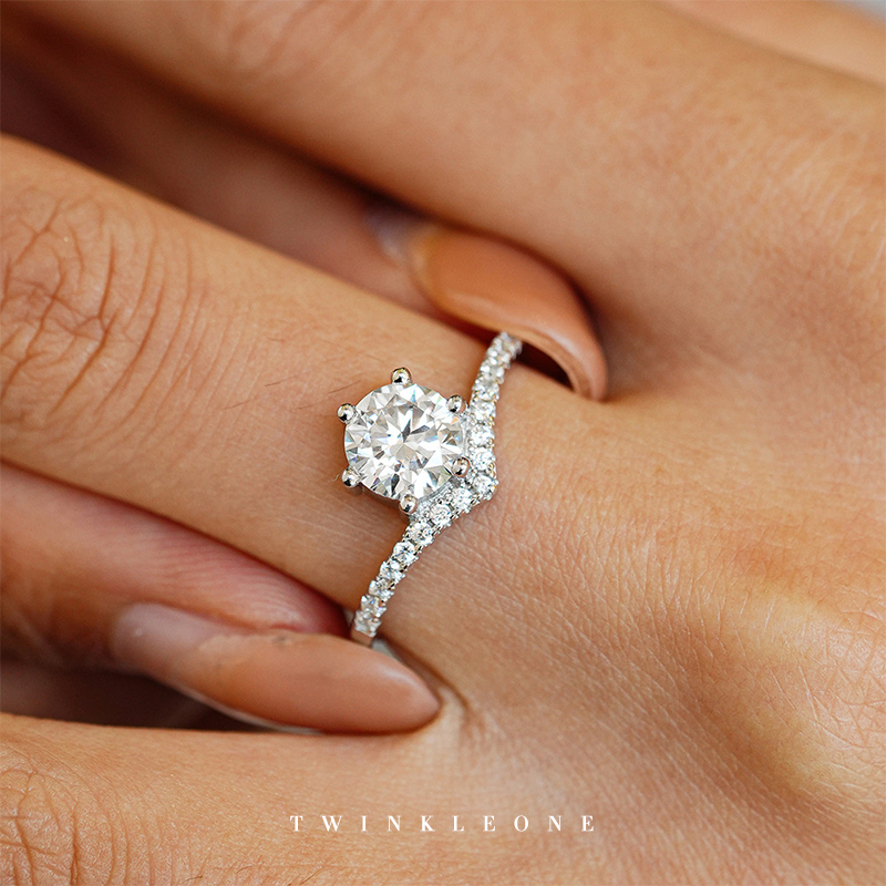 Oval Moissanite Mother‘s Ring in Sterling Silver - A Timeless Tribute to Her Love