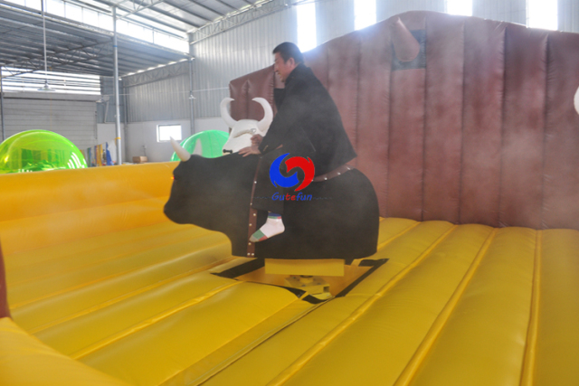 customized large Western inflatable crash mattress kids adult mechanical rodeo bull riding toys for sale