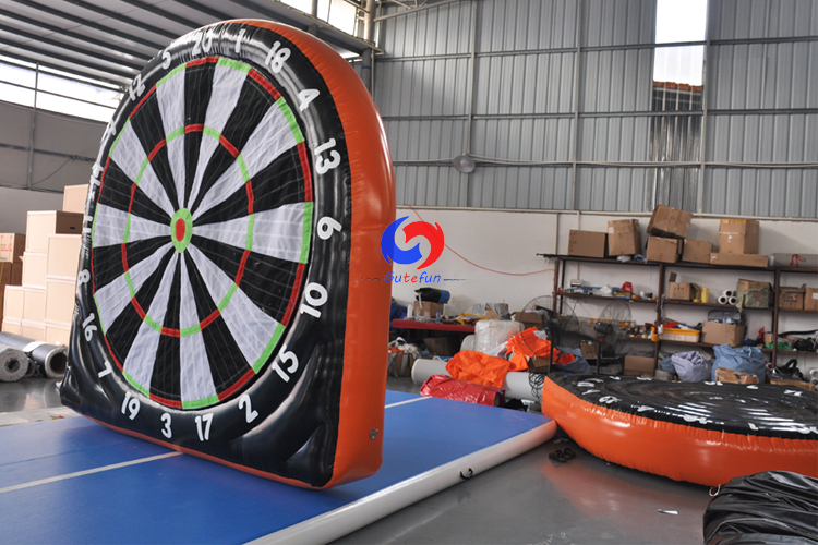 team building inflatable fun games Commercial giant 4 metre velcro soccer darts ball foot inflatable dartboard
