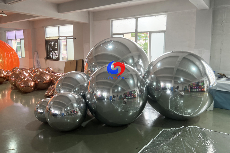 Giant inflatable silver shinny mirror balloons / balls with American plug on the inflator