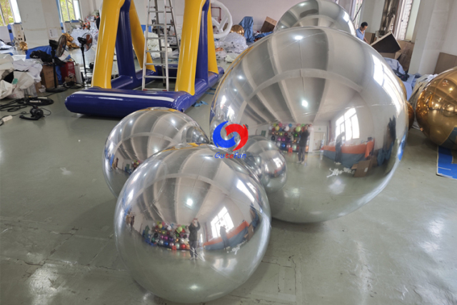 Fire retardancy/certification silver inflatable mirror finish balls for Christmas decorations in a shopping centre