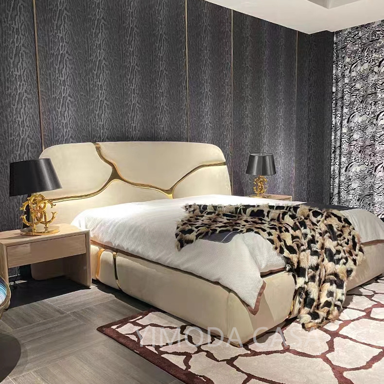 Modern Italian Style Cream white Leather King Size Bed With Upholstered Bed Frame Luxury Bedroom Furniture for Villa Hotel Master Bed