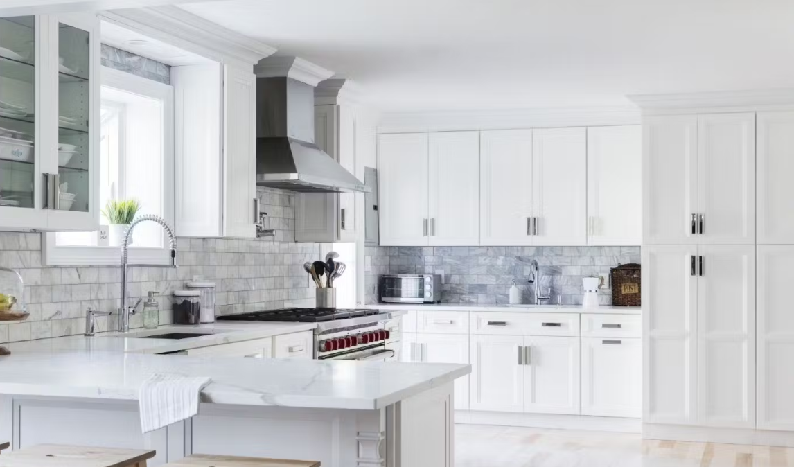 Eco-Friendly Modern Modular White Shaker Kitchen Cabinets With Sink Drawer Basket Faucet Custom Size & Color