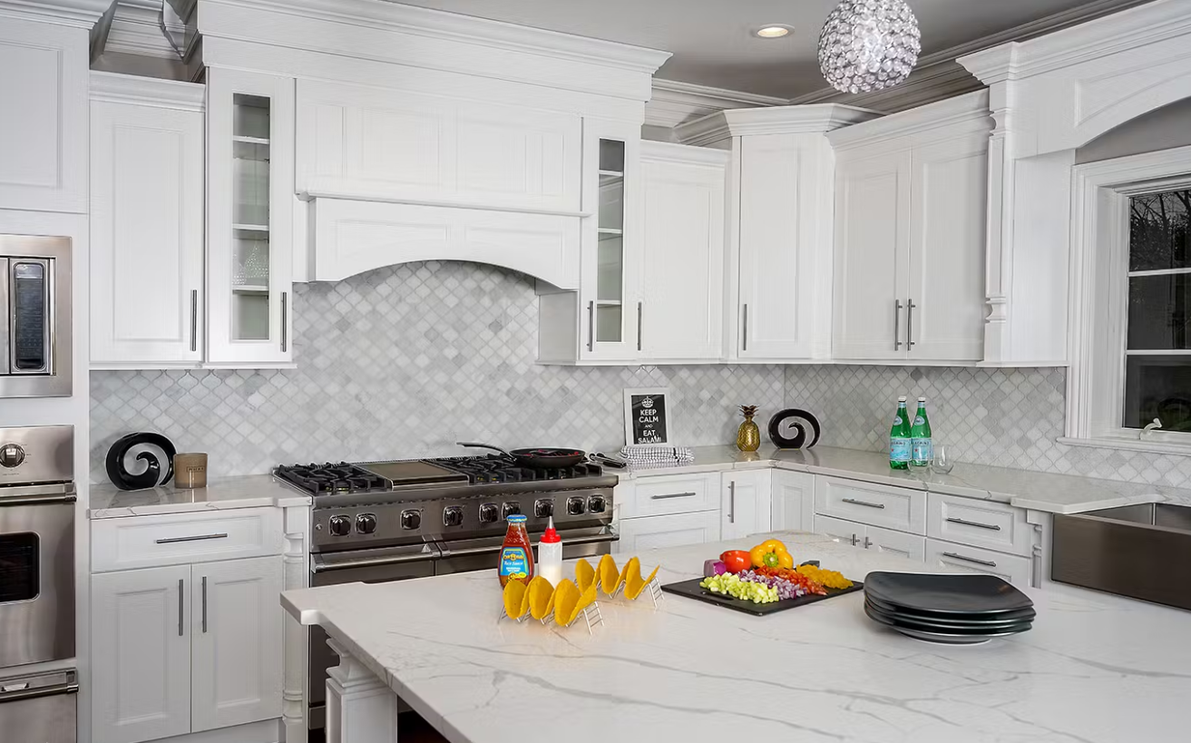 Eco-Friendly Modern Modular White Shaker Kitchen Cabinets With Sink Drawer Basket Faucet Custom Size & Color