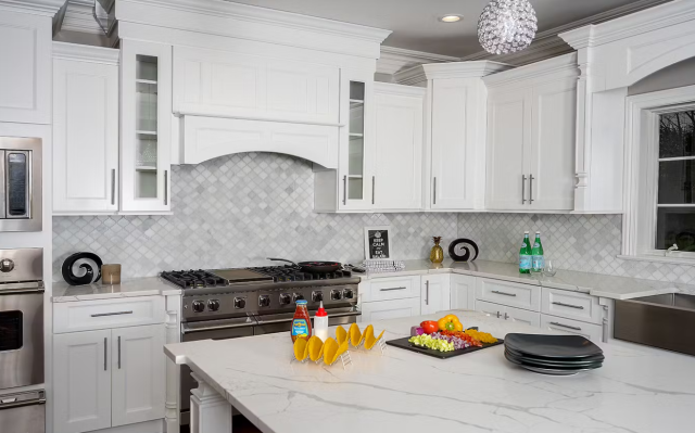 Eco-Friendly Modern Modular White Shaker Kitchen Cabinets With Sink Drawer Basket Faucet Custom Size & Color