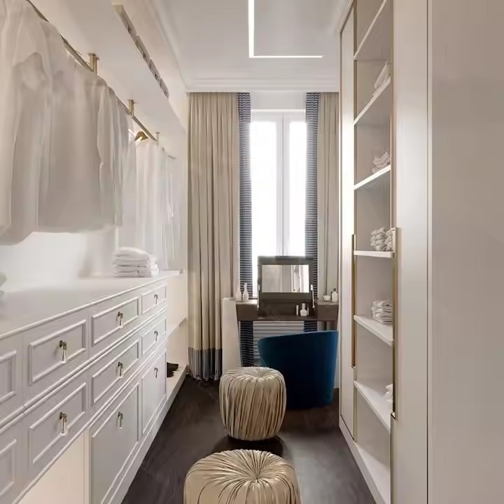 European Luxury White Walk-in Closet with White Accents Carved Details Design High-quality Freestanding Wardrobe for villa Apartment