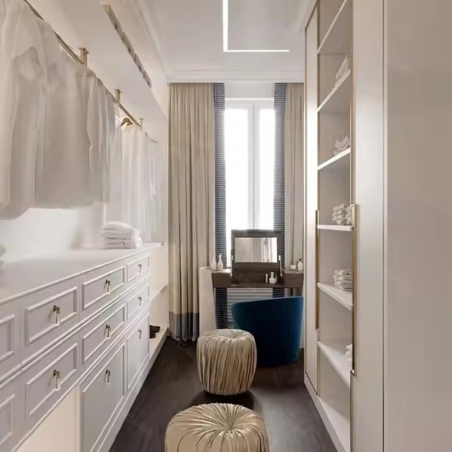 European Luxury White Walk-in Closet with White Accents Carved Details Design High-quality Freestanding Wardrobe for villa Apartment