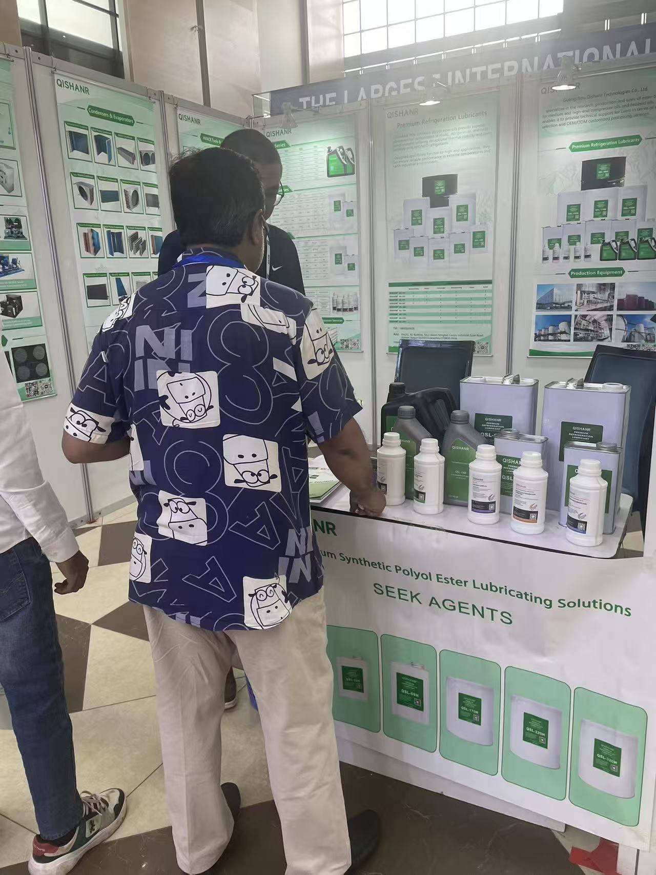 Mineral and QSL refrigeration oil products displayed at the QISHANR booth
