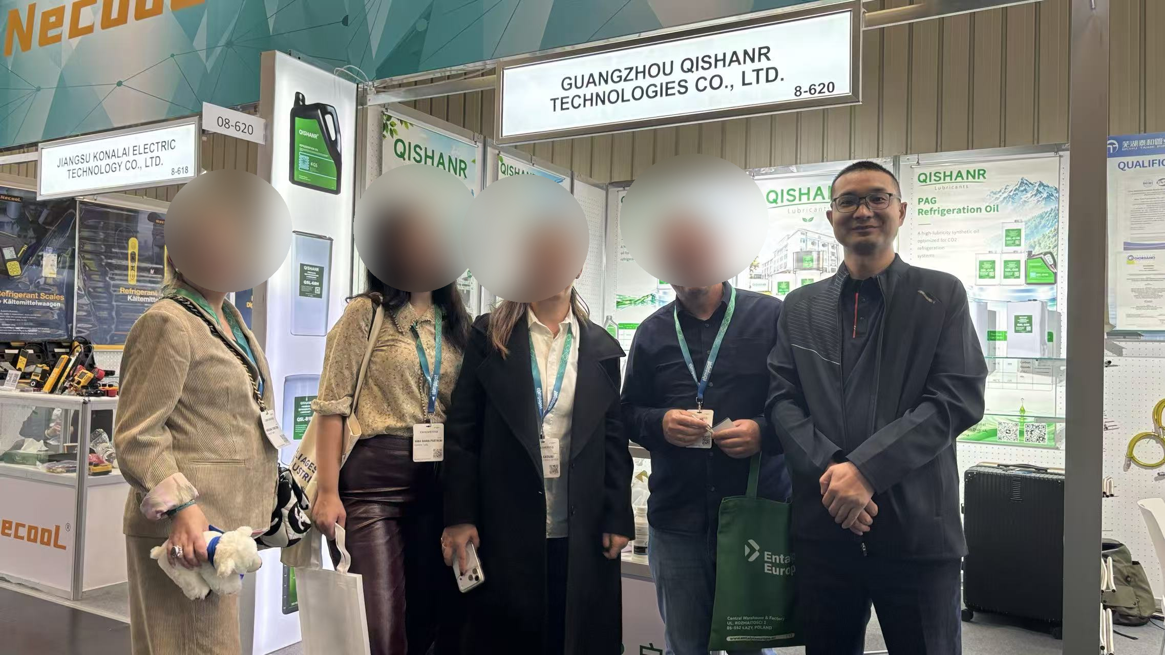 Qishanr team with overseas visitors at Booth 8-620