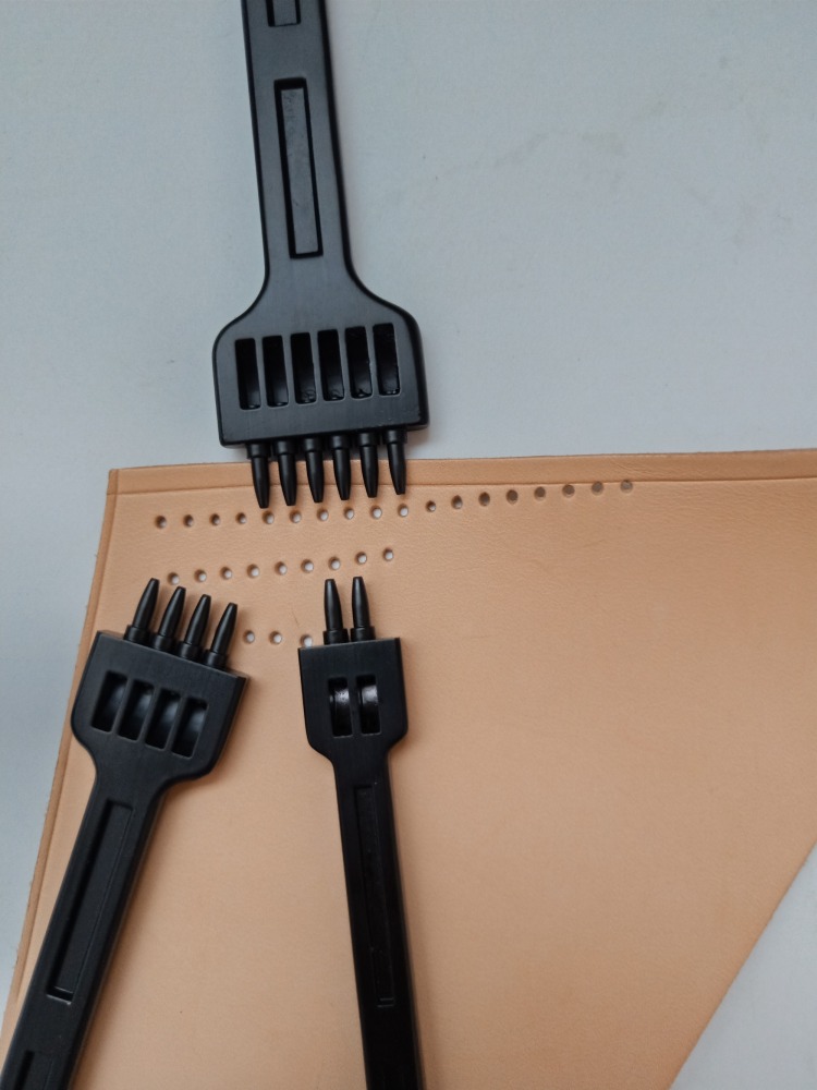 Basic Black Stitching Chisel (Round Hole)