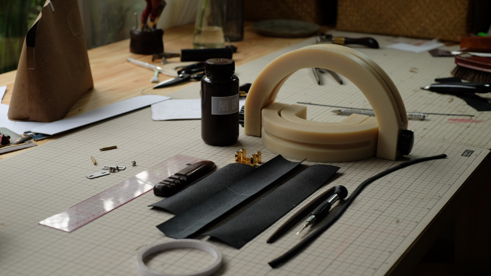 Custom made hand bag strap tool