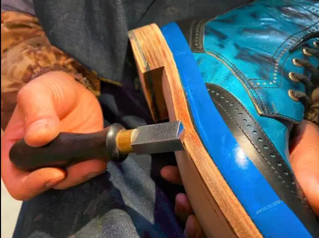 Shoes tools shoes bottom polish edge