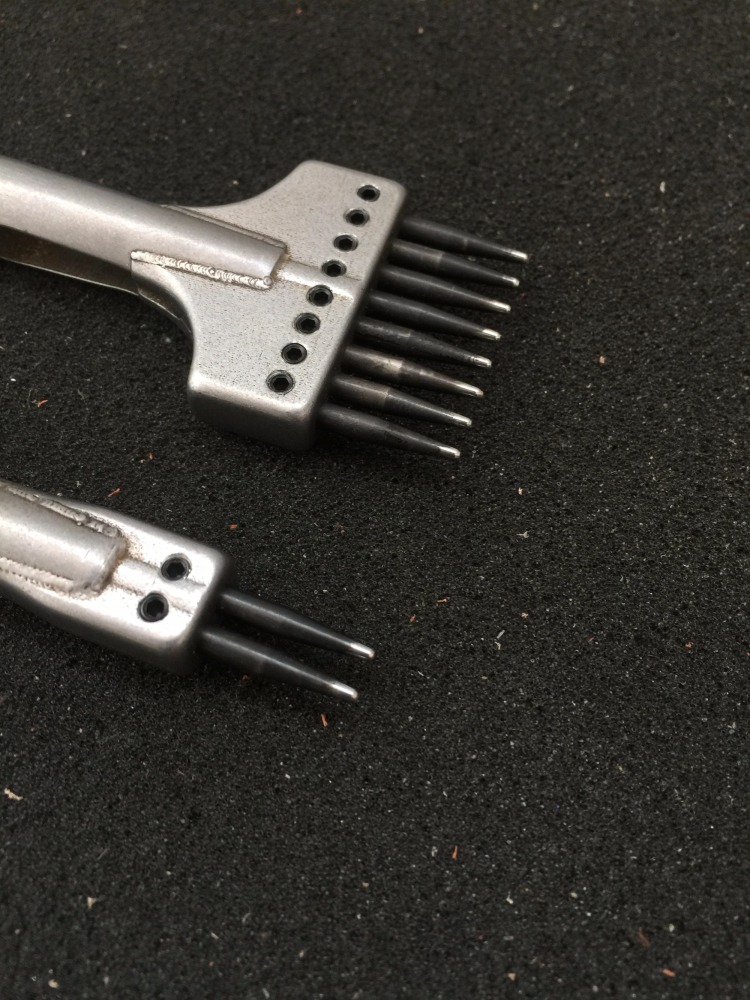 Stitching Chisel (Round Hole)