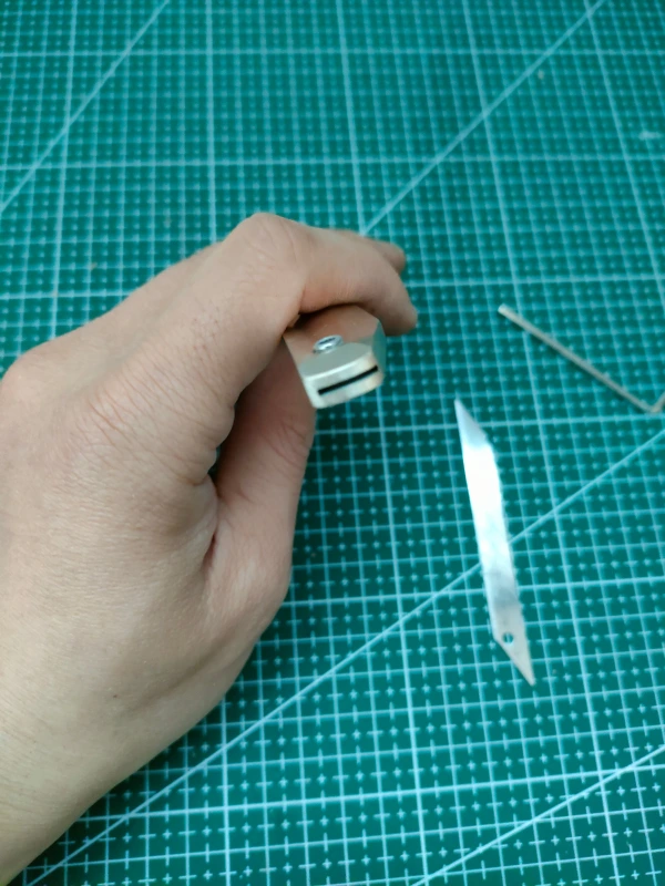 Brass Cutting Knife (9mm Blade)