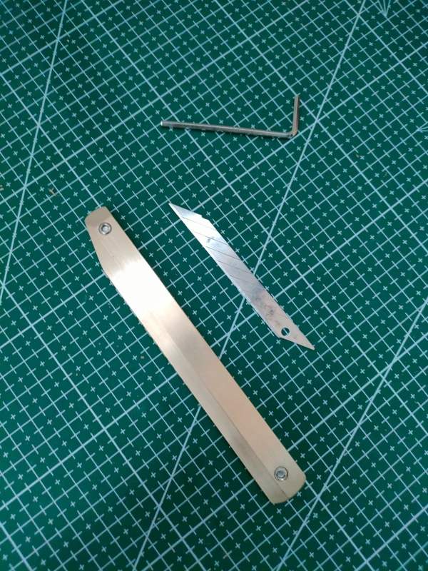 Brass Cutting Knife (9mm Blade)