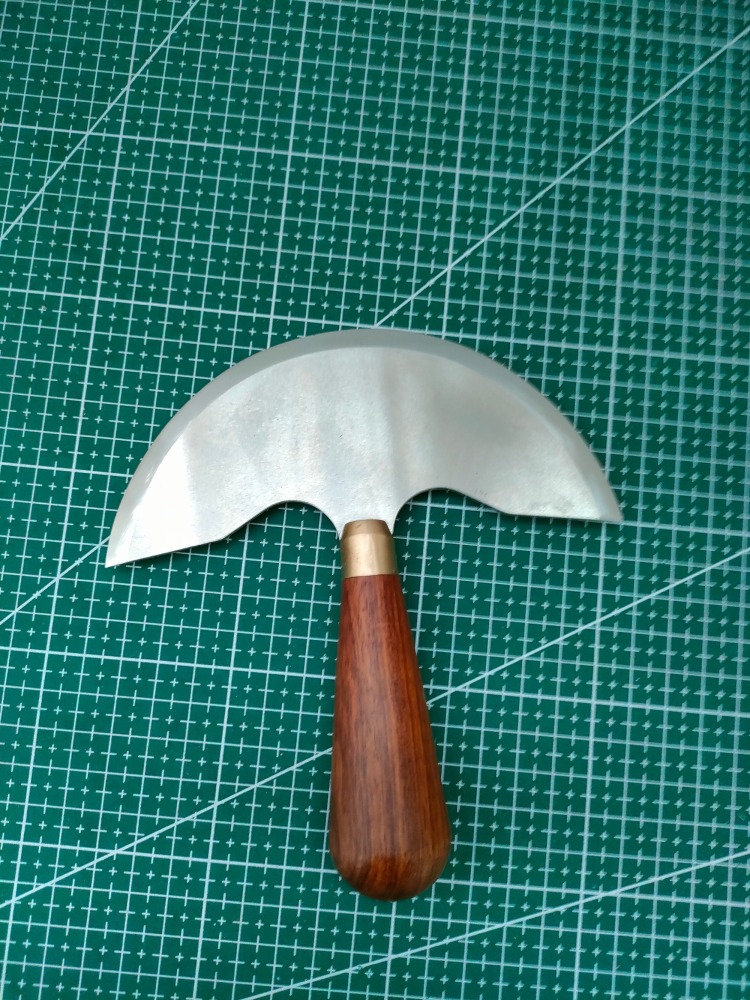 Large Round Knife (140mm Wide)