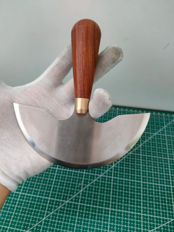 Large Round Knife (140mm Wide)