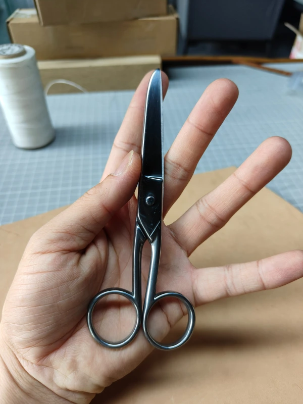 Thread scissors
