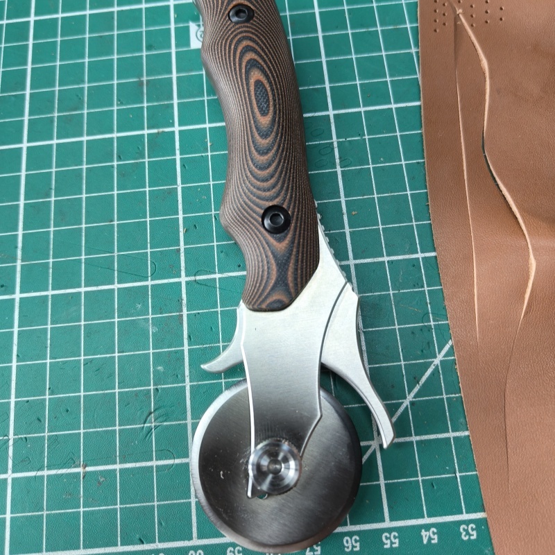 Roller knife (Better for thin chrome leather)