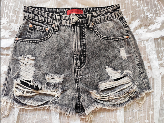 Sexy Girls Distressed Jean Shorts with Frayed Hem – Work & Casual Denim for Women