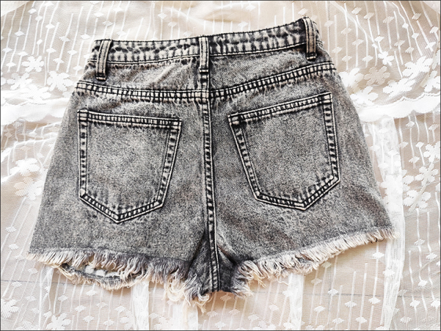 Sexy Girls Distressed Jean Shorts with Frayed Hem – Work & Casual Denim for Women