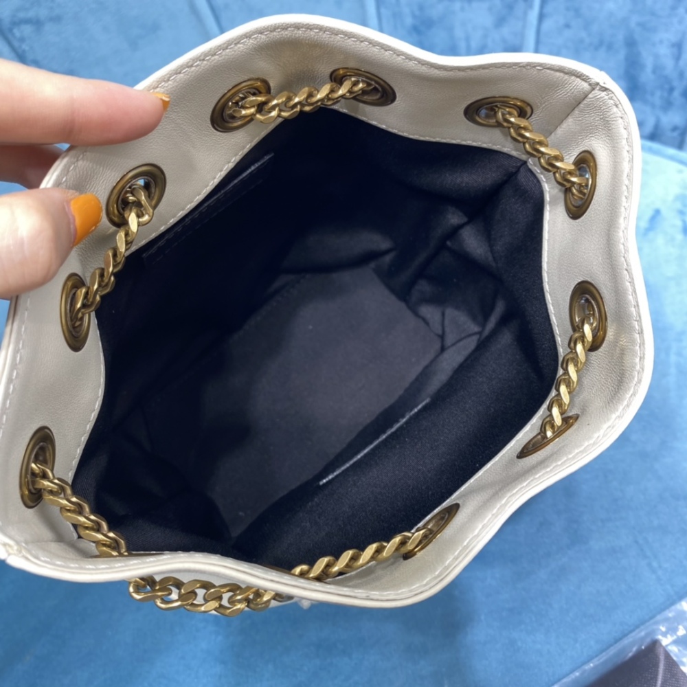 701631