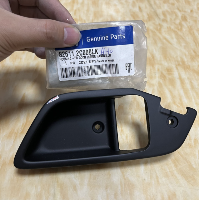BRAND NEW GENUINE FRONT DOOR INSIDE HANDLE CATCH COVER 82611-2C000,82621-2C000 HYUNDAI TIBURON COUPE 2003-2008