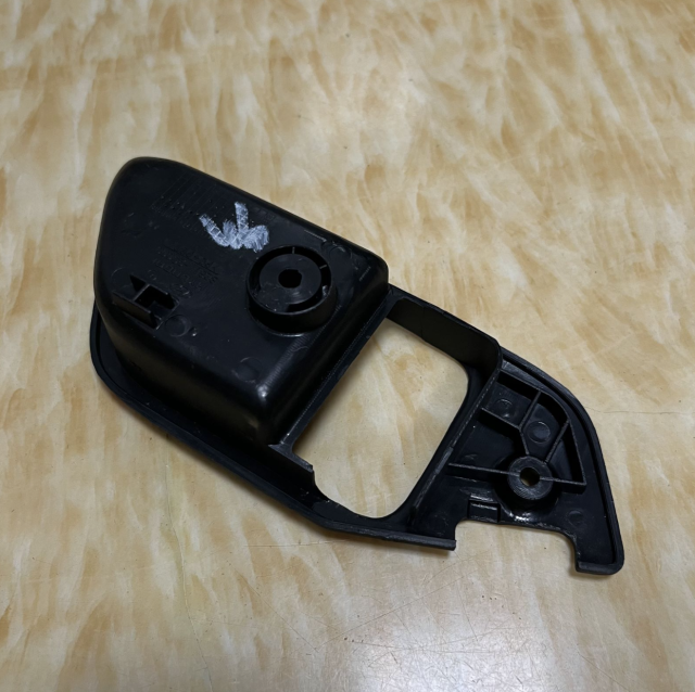 BRAND NEW GENUINE FRONT DOOR INSIDE HANDLE CATCH COVER 82611-2C000,82621-2C000 HYUNDAI TIBURON COUPE 2003-2008