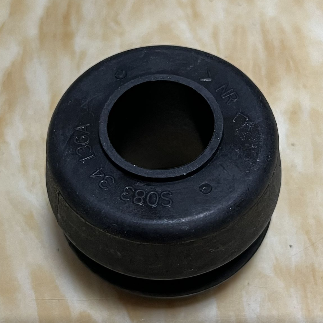 BRAND NEW GENUINE ROD BUSHING HYUNDAI KIA 0S083-34136 0S08334136 K0S08334136A