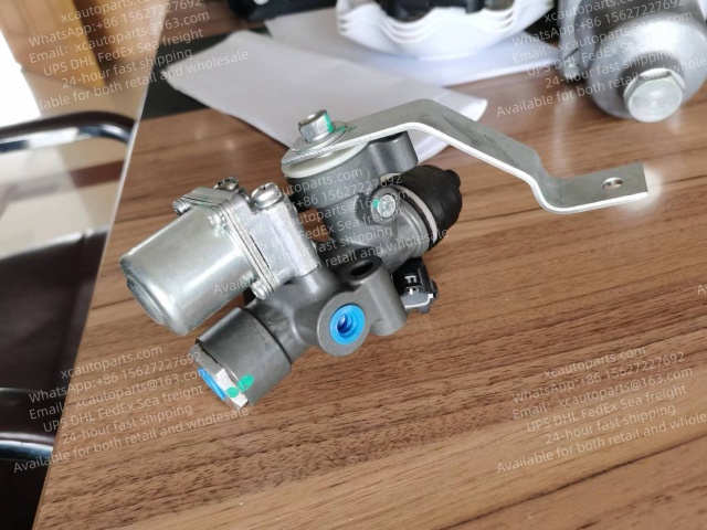 MITSUBISHI FUSO FV517 6M70 FV51J TRUCK AIR SPRING VALVE