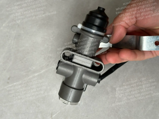 MITSUBISHI FUSO SUPER GREAT FV517 FV515 TRUCK CAB AIR SPRING BALANCE VALVE