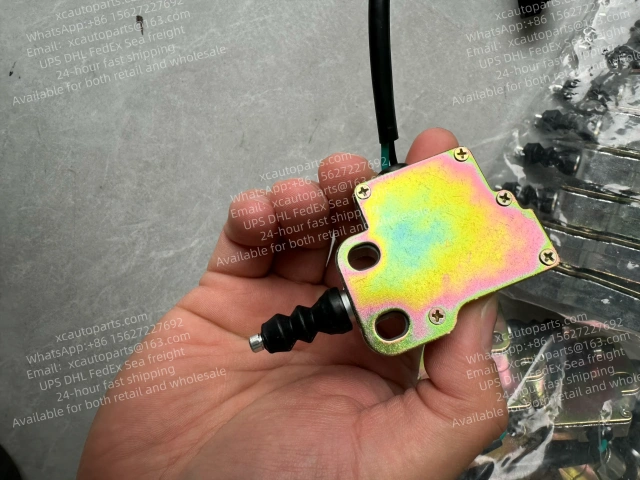  MITSUBISHI FUSO SUPER GREAT TRUCK CAB TILTING CYLINDER SWITCH