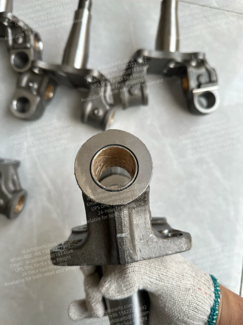 ISUZU ELF TRUCK STEERING KNUCKLE RH