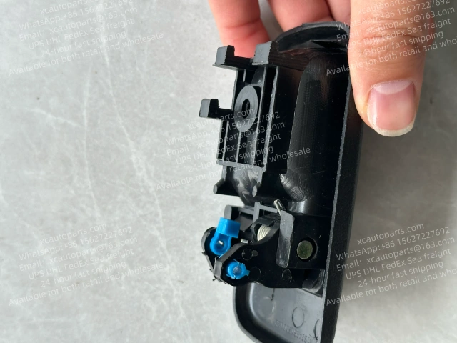 1 PARI ISUZU 700P ELF NPR TRUCK DOOR INNER HANDLE