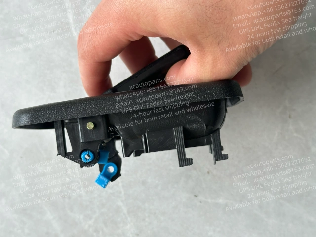 1 PARI ISUZU 700P ELF NPR TRUCK DOOR INNER HANDLE