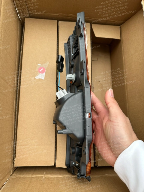 MITSUBISHI FUSO DIESEL CANTER TRUCK TURN SIGNAL LH LEFT