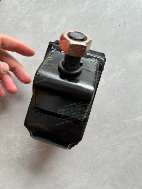 MITSUBISHI FUSO ENGINE MOUNT ME061703