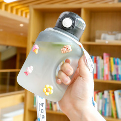 Large capacity plastic water cup